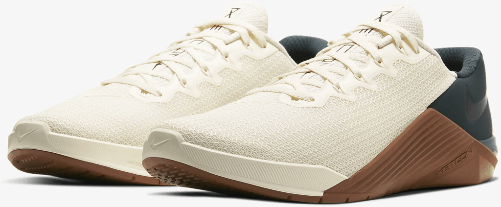 Quarter view of the Nike Metcon 5 Cross Trainer for CrossFit in Pale Ivory/Seaweed/Light British Tan/Black