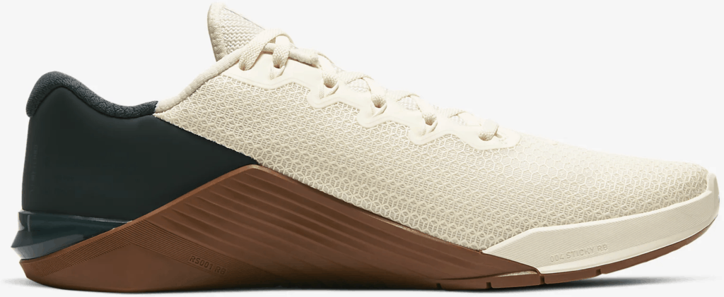 Side of the Nike Metcon 5 Cross Trainer for CrossFit in Pale Ivory/Seaweed/Light British Tan/Black