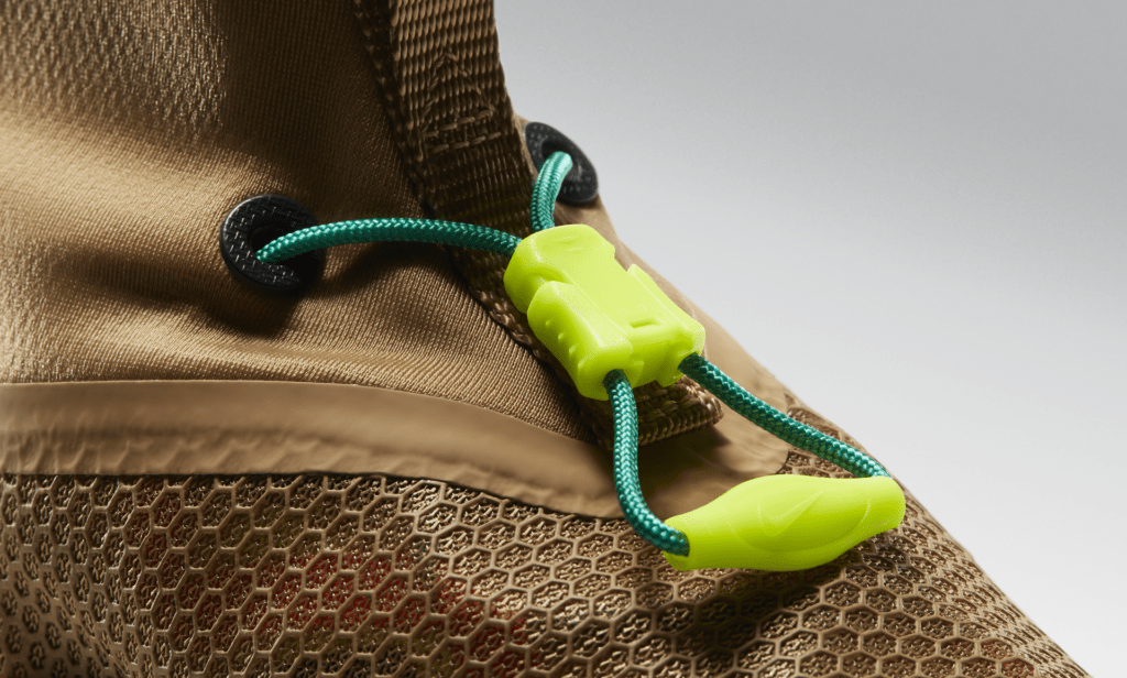 The quick pull lacing system won't clog up with mud, won't absorb water, and makes for lightning fast adjustments.