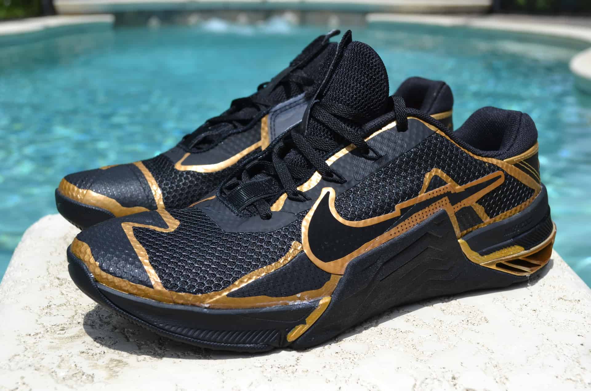 Nike metcon black gold on sale